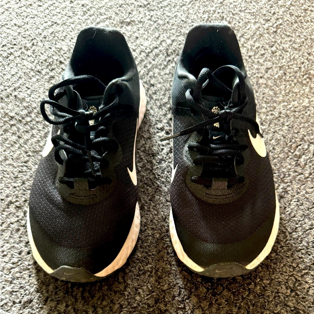 Nike Girls youth size 6 women’s 8 seems run a little small.